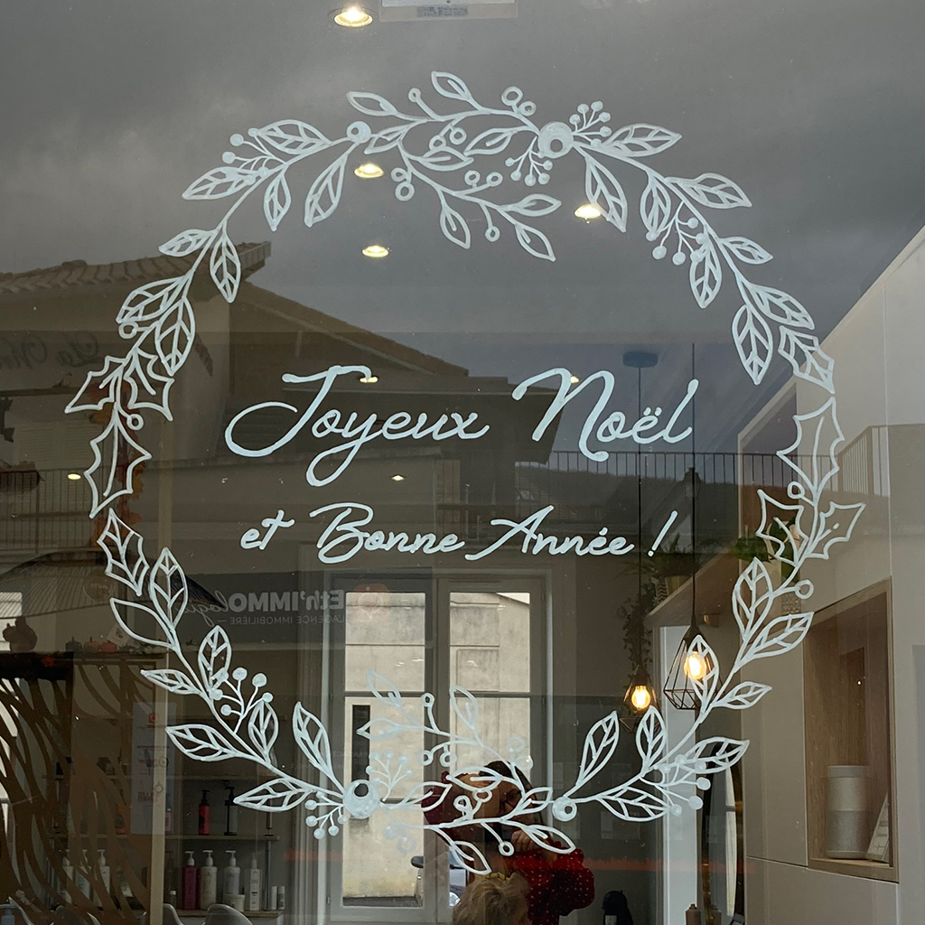 Décoration de Noël sur la vitrine du salon de coiffure Evolu'Tifs à Viré 71 en Saône-et-Loire