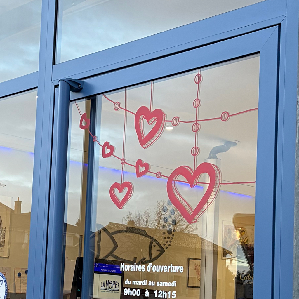 Décoration sur vitrine des commerçants de Pont de Vaux 01 pour la Saint Valentin