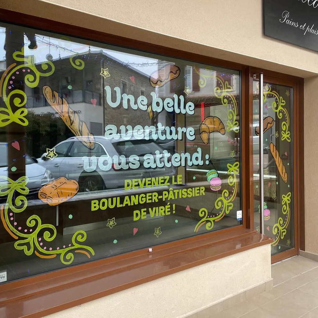 Décoration sur vitrine de la boulangerie de Viré 71