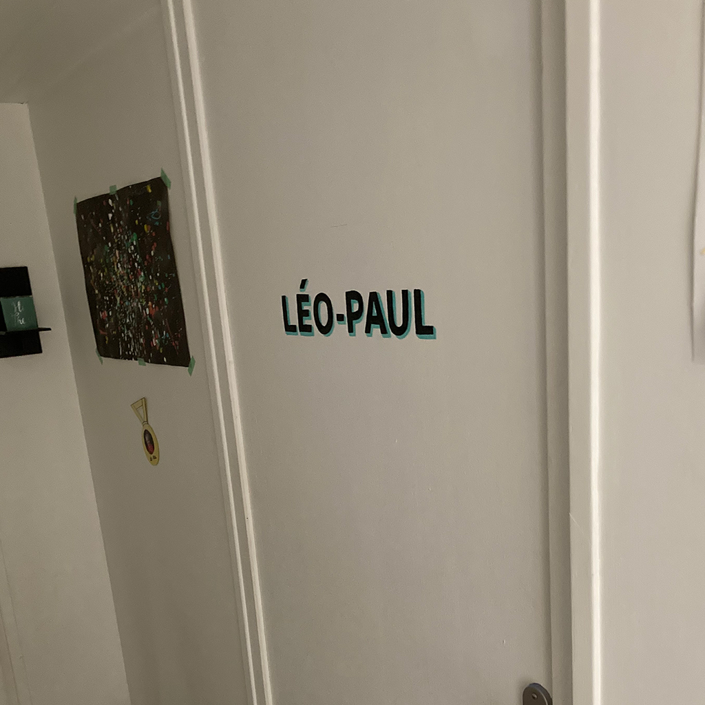 Lettrage Prénom peint à la main sur la porte d'une chambre d'enfant