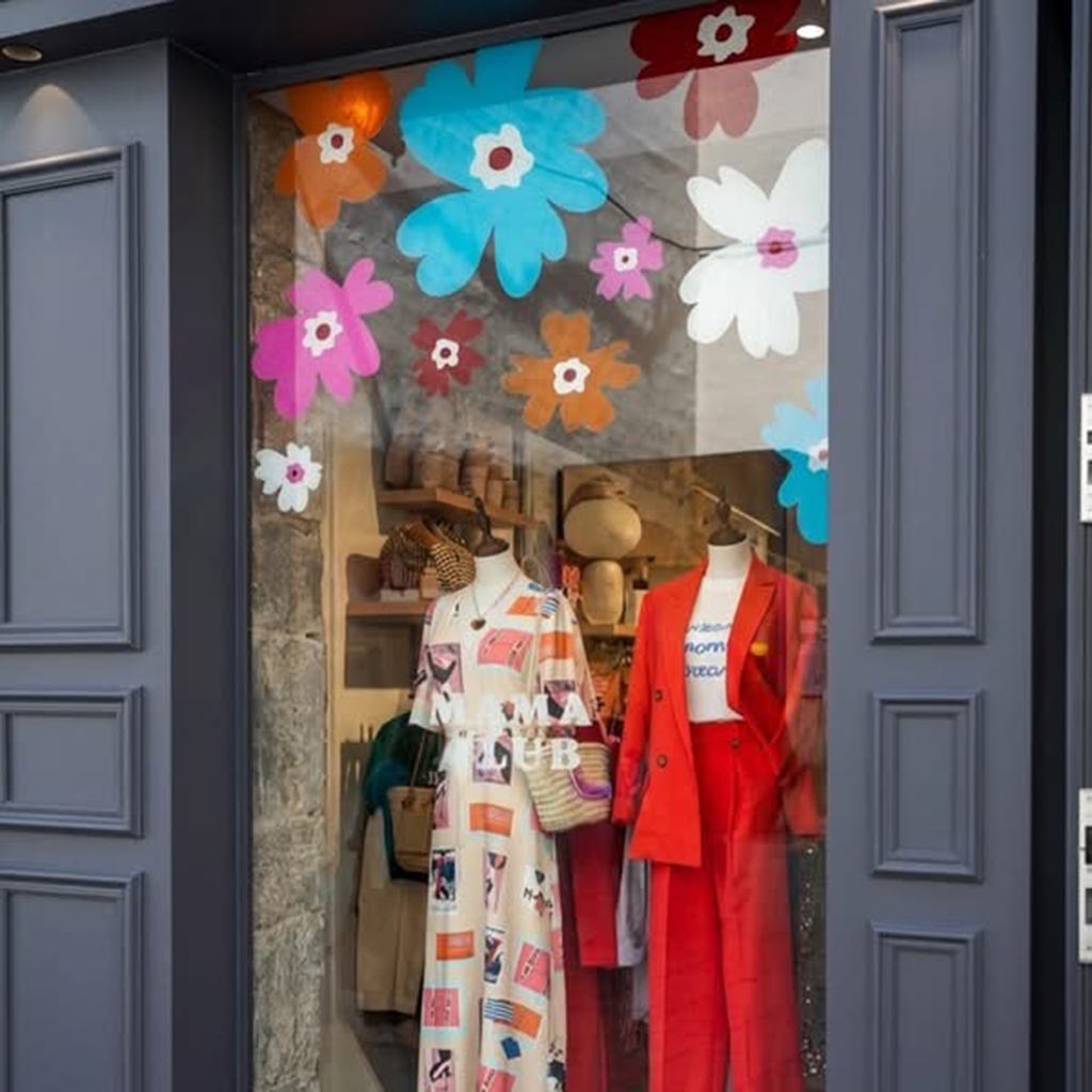Décoration sur vitrine pour la Fête de Mères au centre ville de Mâcon